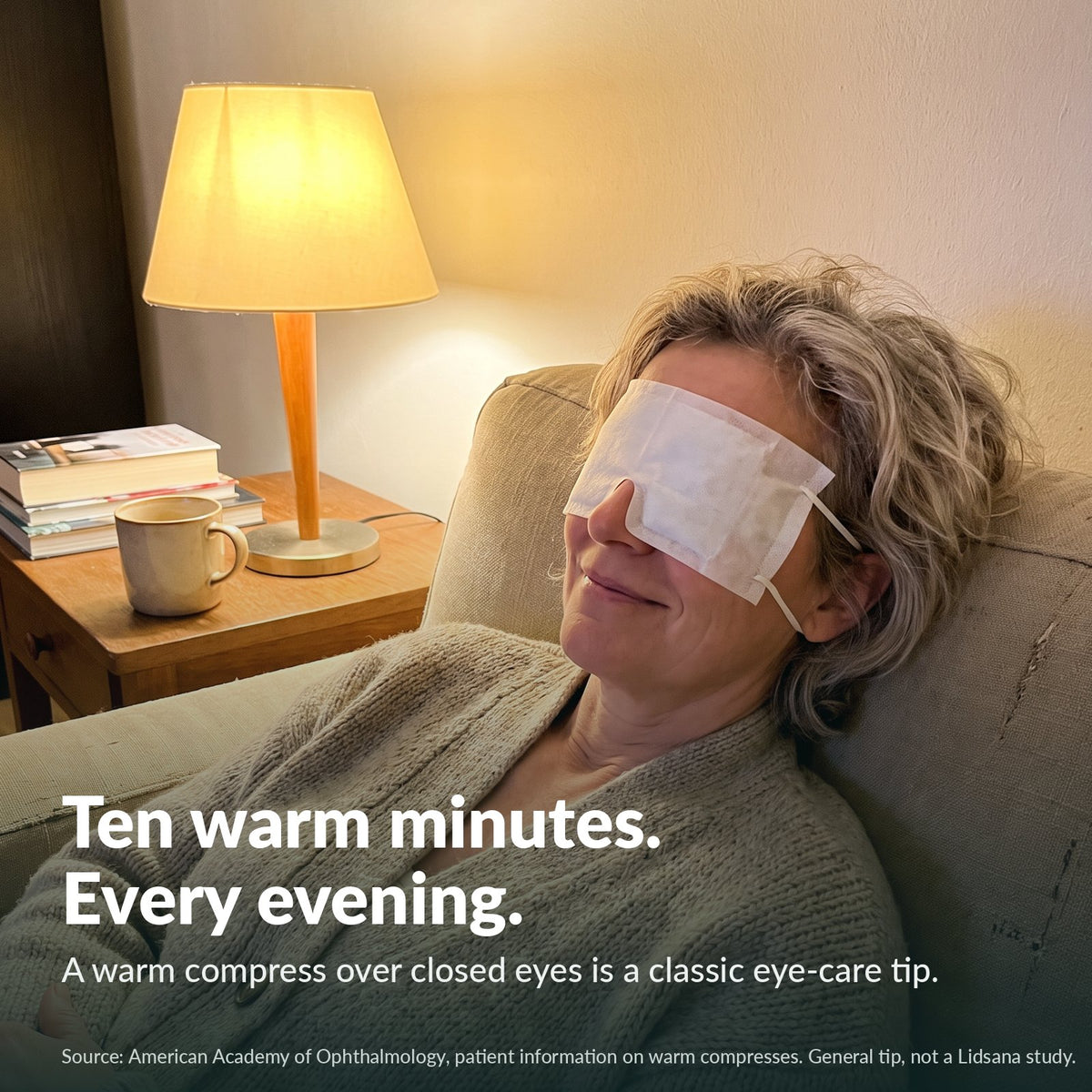 Ten warm minutes, every evening – woman with a warm eye mask on the sofa (model)