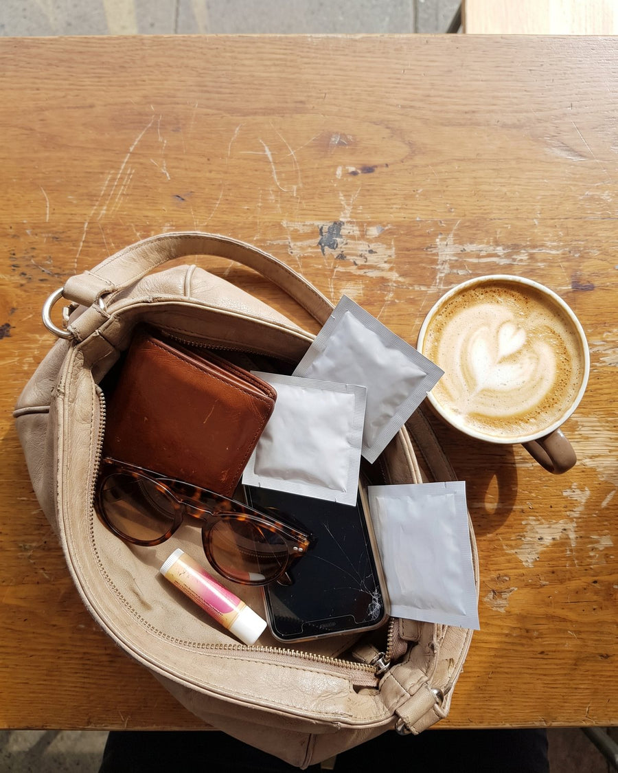 Einzeln verpackte Wärmemasken in einer Handtasche