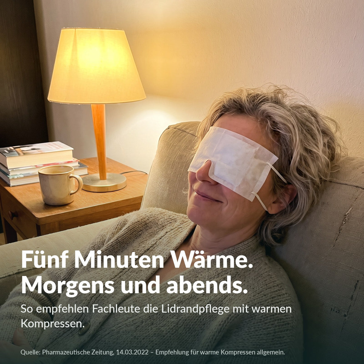 Fünf Minuten Wärme, morgens und abends – Frau mit Wärmemaske auf dem Sofa (Modell)
