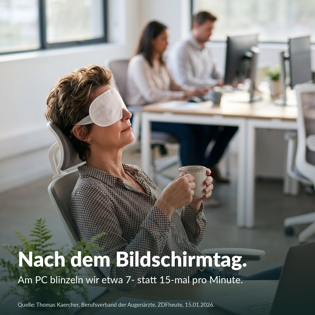 Nach dem Bildschirmtag: Frau mit Wärmemaske im Büro (Modell)